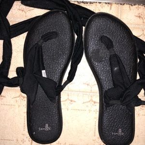 Sanuk wrap around sandals